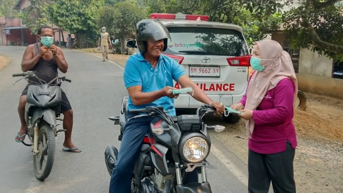 Pegawai Puskesmas Kecamatan Inuman bagi-bagi masker pada pengguna jalan, Sabtu (29/8/2026) kemarin. (Istimewa)
