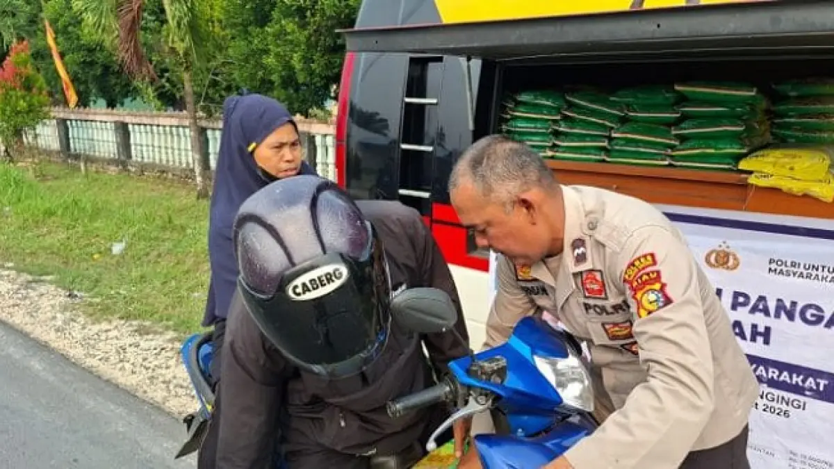 Personel Polres Kuansing menyalurkan dua ton beras lewat bazar murah di Desa Marsawa Kecamatan Sentajo Rayadi (Polres Kuansing, , Sabtu (29/8/2026). . (Polres Kuansing)