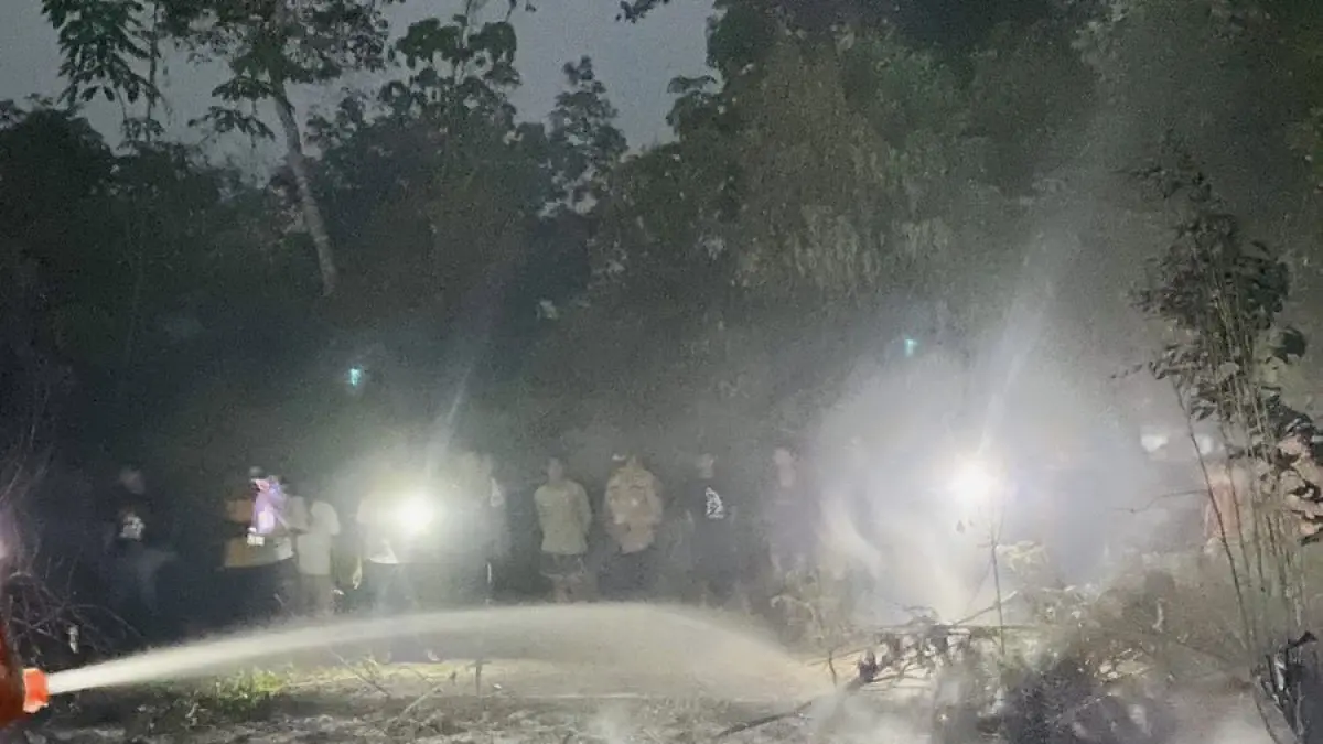 Petugas pemadam kebakaran berupaya memadamkan api yang membakar lahan milik warga Desa Bukit Pedusunan Kecamatan Kuantan Mudik, Sabtu (29/8/2026) malam.(SATPOL PP-PKP KUANSING UNTUK RIAUPOS.CO)