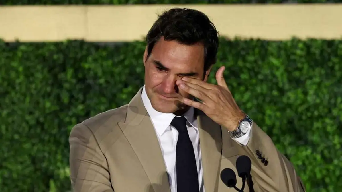Roger Federer menahan air mata sepanjang pidatonya saat dilantik ke dalam International Tennis Hall of Fame di Newport, Rhode Island. (Clive Brunskill/ITHF/Getty Images)