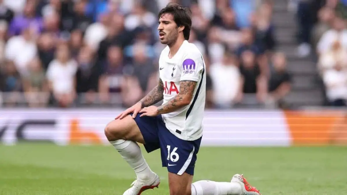 Sandro Tonali menjadi sasaran kemarahan pendukung Newcastle United., Mereka sangat gembira dengan kemenangan 2-0 atas di Tottenham pada Sabtu (29/8/2026) malam WIB. (Marc Atkins/Getty Images)