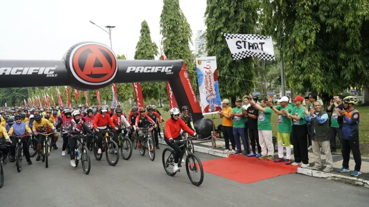 Sekdaprov Riau Syahrial Abdi melepas peserta Gowes Merdeka 2026 di halaman kantor Gubernur Riau, Ahad (30/8/2026). (MHD Akhwan/Riaupos.co)