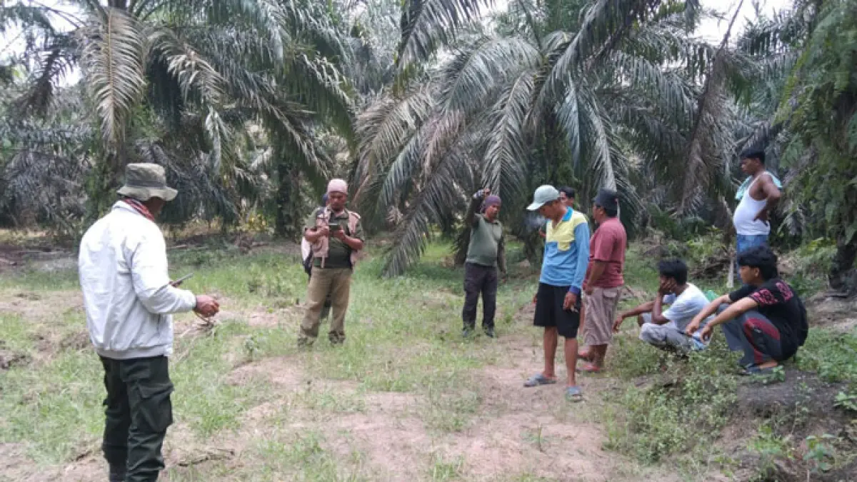 Tim BBKSDA Riau bersama warga mengecek jejak gajah di Pinggir, Duri, yang masuk kawasan Suaka Margasatwa Sebanga pada Jumat (21/8/2026) lalu. (BBKSDA Riau untuk Riaupos.co)