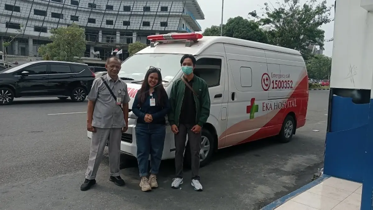 Tim Eka Hospital Pekanbaru turut mendukung kegiatan Riau Pos Gowes Merdeka 2026 dengan menyediakan satu unit mobil ambulans, Ahad (30/8/2026). (Prapti Dwi Lestari/Riaupos.co)