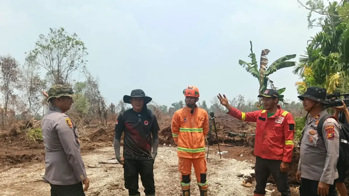 Tim TRC BPBD Kampar bersama Satgas Gabungan saat pemantauan titik api di Desa Rimbo Panjang, Kecamatan Tambang, Sabtu (29/8/2026).(BPBD Kampar untuk Riaupos.co)