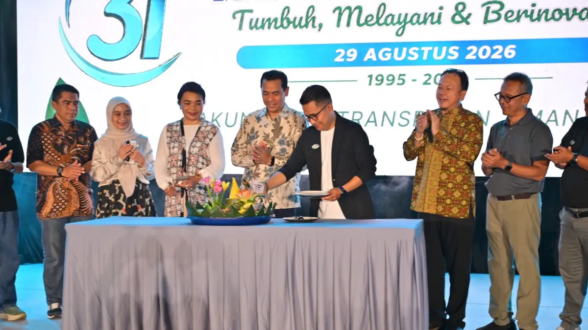 Pemotongan Tumpeng Sebagai Ungkapan Selamat dan Rasa Syukur atas Capaian dan Kemajuan KOPKAR RAPP oleh Ketua Umum Koperasi Karyawan RAPP, Hermawan disaksikan COO APRIL Grup, Eduward Ginting beserta Jajaran Manajemen dan Perwakilan Karyawan.(RAPP UNTUK RIAUPOS.CO)