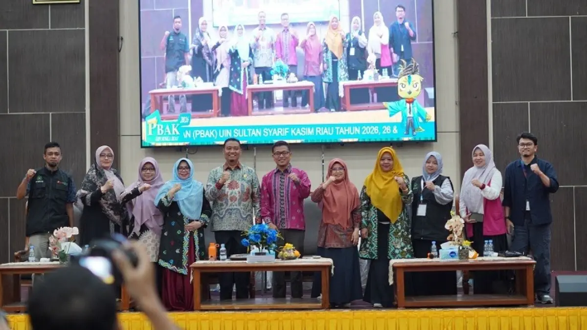 Manager Mobile Consumer Branch Dumai Telkomsel, Rizki Mulyana Toharuddin menyerahkan by.U Kartunya Anak UIN Suska Riau kepada Wakil Rektor III Bidang Kemahasiswaan dan Kerja Sama UIN Suska Riau, Dr Harris Simaremare MT di kampus, Senin (31/8/2026). (TELKOMSEL UNTUK RIAU POS)