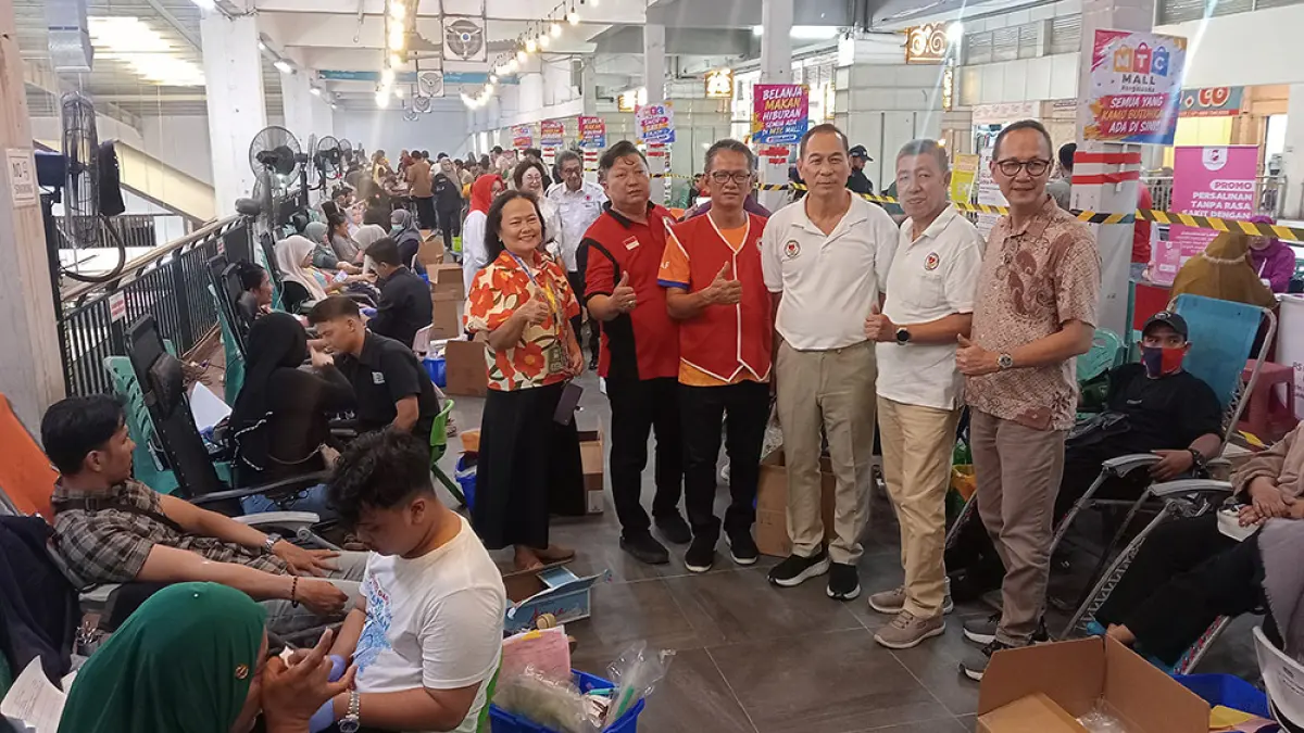 KUNJUNGI PENDONOR: Ketua Panitia sekaligus Ketua Harian IKTS, Nata Hedy Nyo SE SH MH (dua kiri) didampingi Ketua IKPI Pekanbaru Rubialam Sitorus Pane (kiri), Direktur MTC Mall Jahja (kanan) dan Direksi MTC Mall sekaligus Ketua Yayasan Rumah Kasih Sarkawi Lim (tengah) mengunjungi para pendonor darah di MTC, Ahad (30/8/2026).(Prapti Dwi Lestari/riau pos)