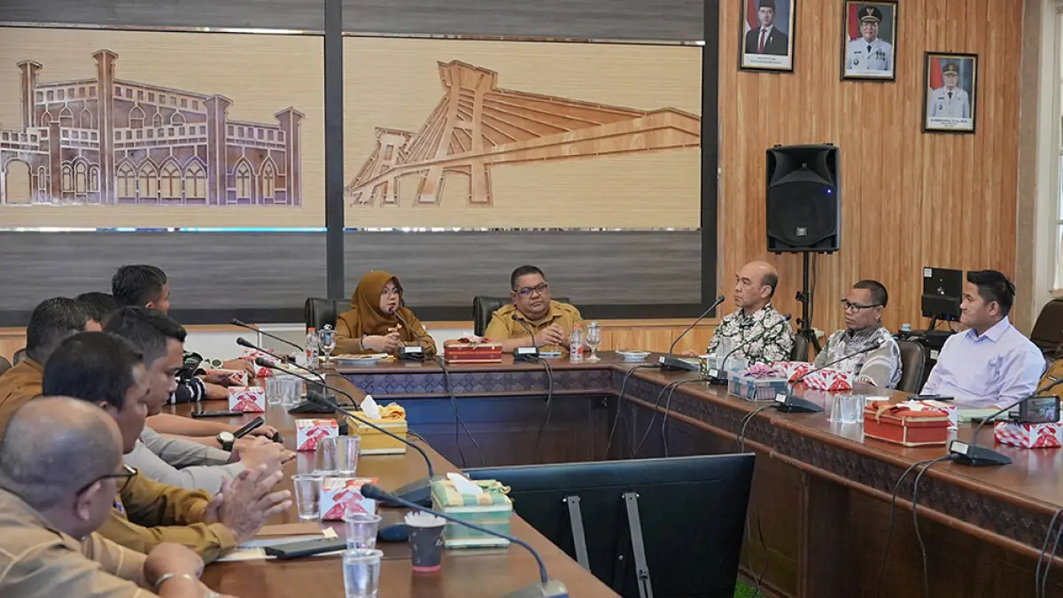 BERTEMU: Bupati Siak Afni Z bersama Kadis PUPR Atdi Irfandi bertemu dengan pimpinan 11 perusahaan dan melakukan penandatanganan kesepakatan&nbsp; di Ruang Rapat Zamrud, Kompleks Rumah Rakyat, Senin (31/8/2026).&nbsp;(Pemkab siak untuk riau pos)
