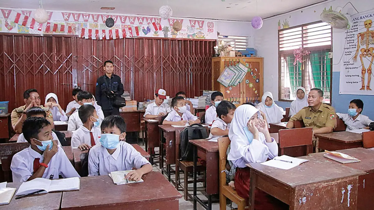 DIALOG: Wali Kota Pekanbaru Agung Nugroho berdialong dengan murid-murid saat meninjau aktivitas belajar mengajar di SDN 84 Pekanbaru pasca-kabut asap, Senin (31/8/2026). (diskominfo pekanbaru untuk riau pos)
