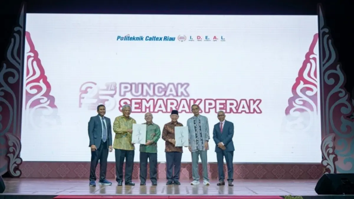 Direktur PCR, Dr Erwin Setyo Nugroho ST MEng, Ketua pengurus Yayasan Ir Akson Brahmantyo foto bersama pendiri dan penasehat yayasan usai penyerahan buku 25 tahun perjalanan PCR di GSG PCR, Senin (31/8/2026).(PCR UNTUK RIAUPOS.CO)