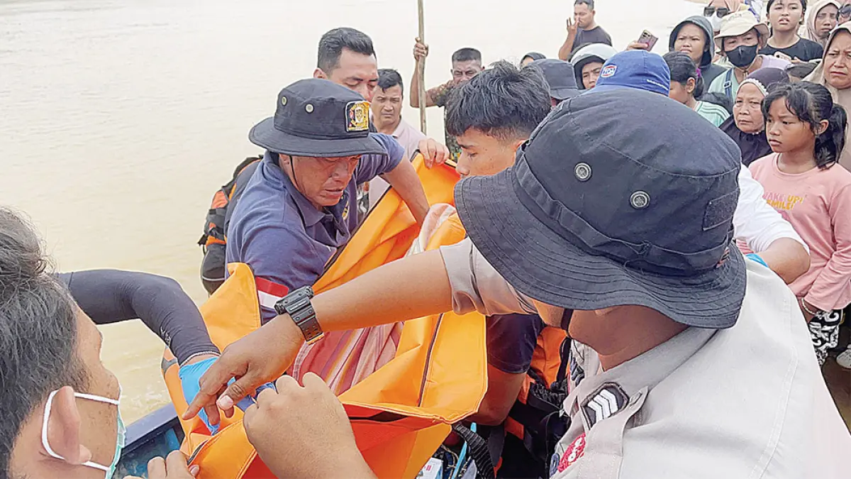 EVAKUASI: Petugas Basarnas dan Polres Inhu dibantu masyarakat mengevakuasi jasad kakak beradik tenggelam yang  ditemukan sudah meninggal dunia di Sungai Kuantan, Senin (31/8/2026). (Humas Polres Inhu&nbsp;untuk Riau Pos)