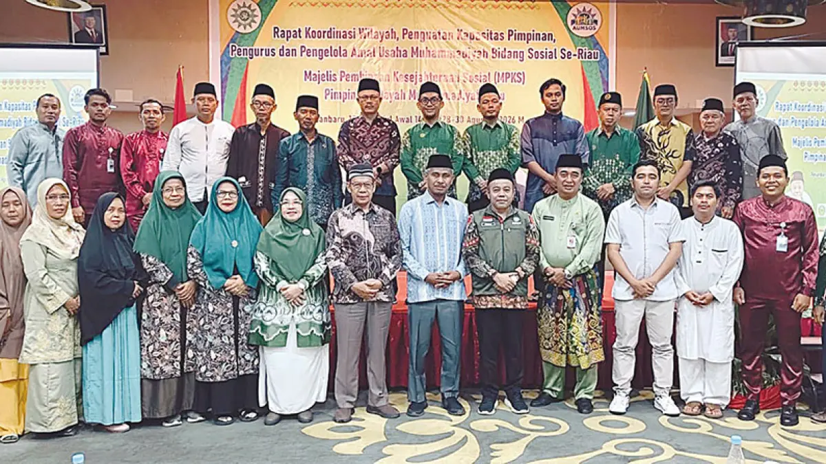 FOTO BERSAMA: Ketua MPKS PWM Riau Prof Dr Ir Hj Azriyenni ST MEng foto bersama Pimpinan Wilayah Muhammadiyah Riau dan pengurus usai Rakorwil, Ahad (30/8/2026). (MPKS PWM Riau untuk Riau Pos)
