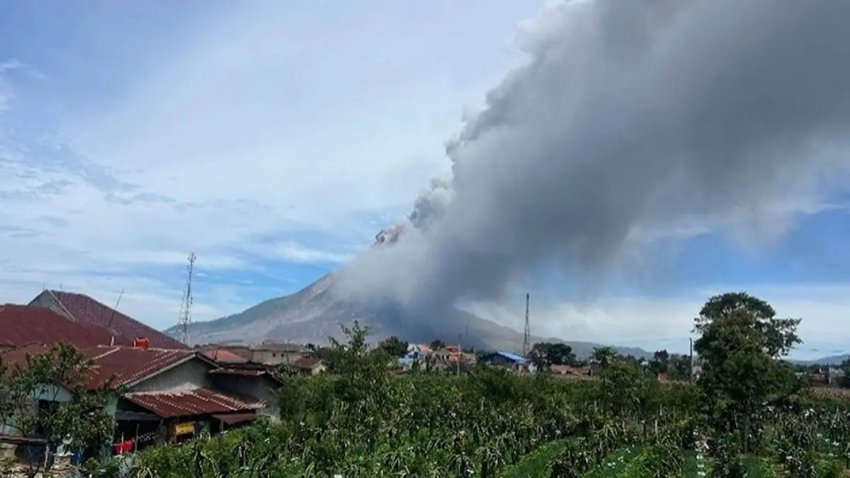 Gunung Sinabung di Kabupaten Karo, Sumatera Utara mengalami erupsi, Senin (31/8/2026) sekitar pukul 10.17 WIB. Erupsi ini mengeluarkan kolom abu pekat setinggi 3.500 meter. (BPBD KARO UNTUK JPG)
