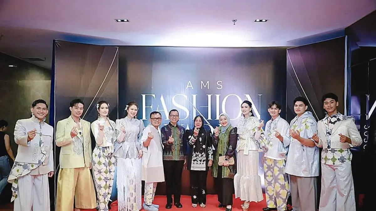 Hasil kolaborasi  desainer Rico Bije Reybonte Hendriko dengan Rumah Batik Moringa Kampar binaan PLN UIP Sumbagteng  yang ditampilkan dalam Indonesia Fashion Week (IFW), belum lama ini. (pt pln (persero) untuk riau pos)