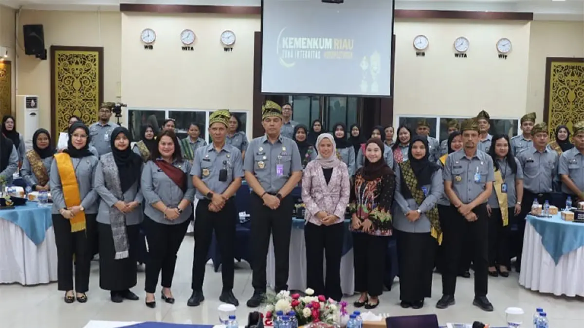 Jajaran pimpinan Kanwil Kemenkum Riau beserta pegawai foto berasama pada kegiatan Desk Evaluasi WBBM, Selasa (1/9/2026). Humas Kanwil Kemenkum Riau