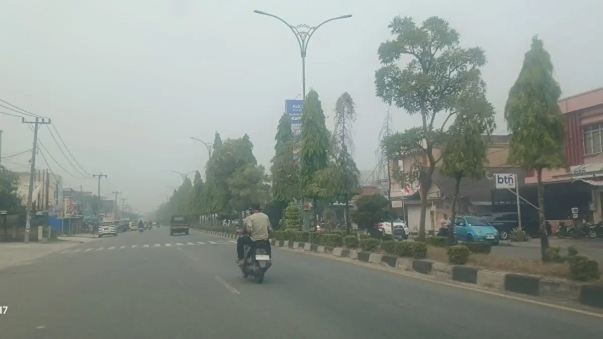 Kabut asap kembali menyelimuti Kota Bangkinang, Selasa (1/9/2026).(Kamaruddin/Riaupos.co)