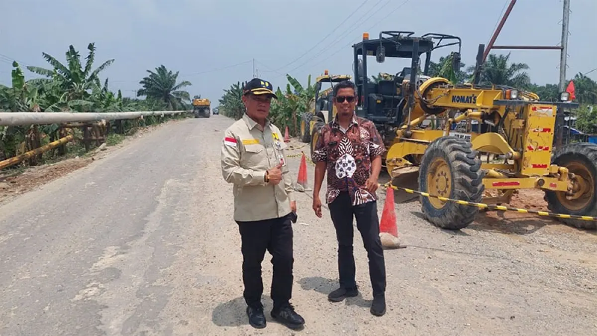 Kadis PUPR Rohil Khoirul Fahmi (bertopi) meninjau jalan lintas Bangko Pusako-Kubu, Selasa (1/9/2026). (Istimewa)