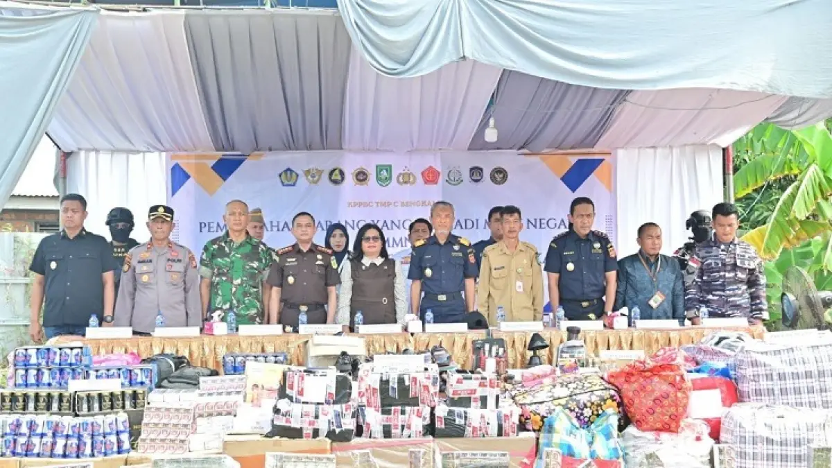 Kakanwil BC Riau Dwijo Muryono bersama Forkompinda memusnahkan barang bukti hasil tangkapan periode 2025-2026 di halaman belakang kantor Bea Cukai di Sungai Pakning, Bengkalis, Selasa (1/9/2026). (Istimewa)