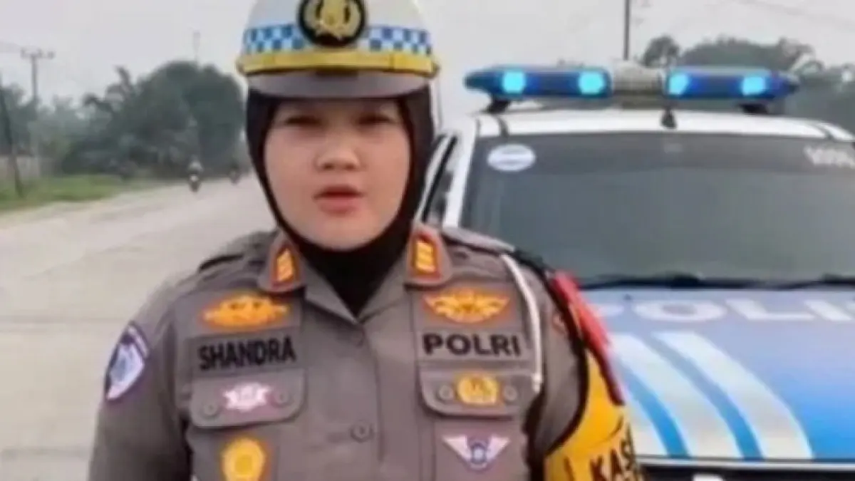 Kasat Lantas Polres Bengkalis AKP Shandra Amelia sedangkan melakukan patroli di Jalan Sudirman, Kecamatan Mandau. (Istimewa)