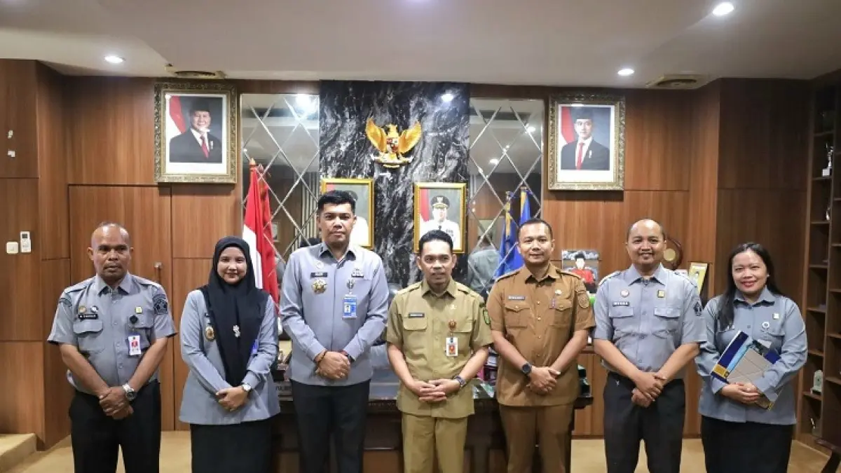 Kepala Kanwil Kemenkum Riau Rudy Hendra Pakpahan (tiga dari kiri), berfoto bersama Kepala Disdik Provinsi Riau Erisman Yahya (tengah) pada Senin (31/8/2026). (Humas Kanwil Kemenkum Riau)