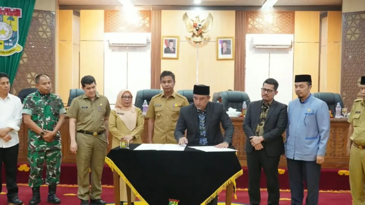 Ketua DPRD Kabupaten Kampar Ahmad Taridi menandatangani KUA PPAS Tahun Anggaran 2026.(Diskominfo Kampar untuk Riaupos.co)
