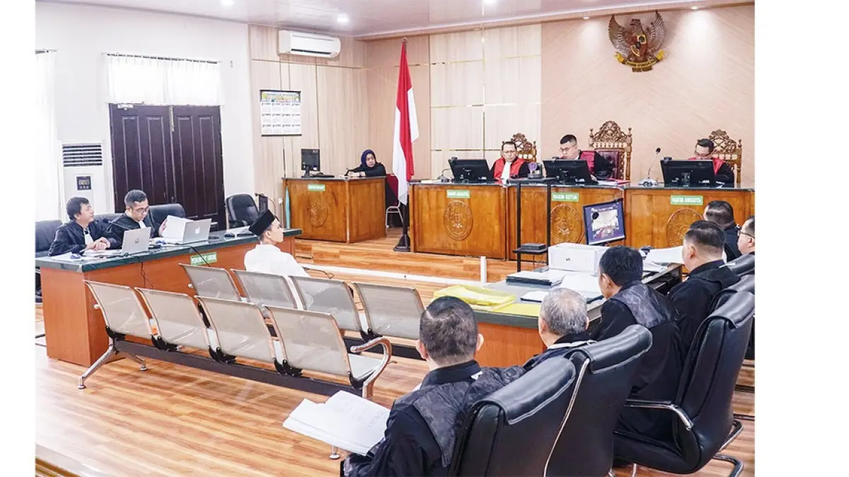 Mantan ajudan Gubernur Riau Marjani duduk di kursi saat menjalani sidang pembacaan dakwaan pada Pengadilan Tipikor di Pengadilan Negeri Pekanbaru, Senin (31/8/2026). (Hendrawan Kariman/Riau Pos)