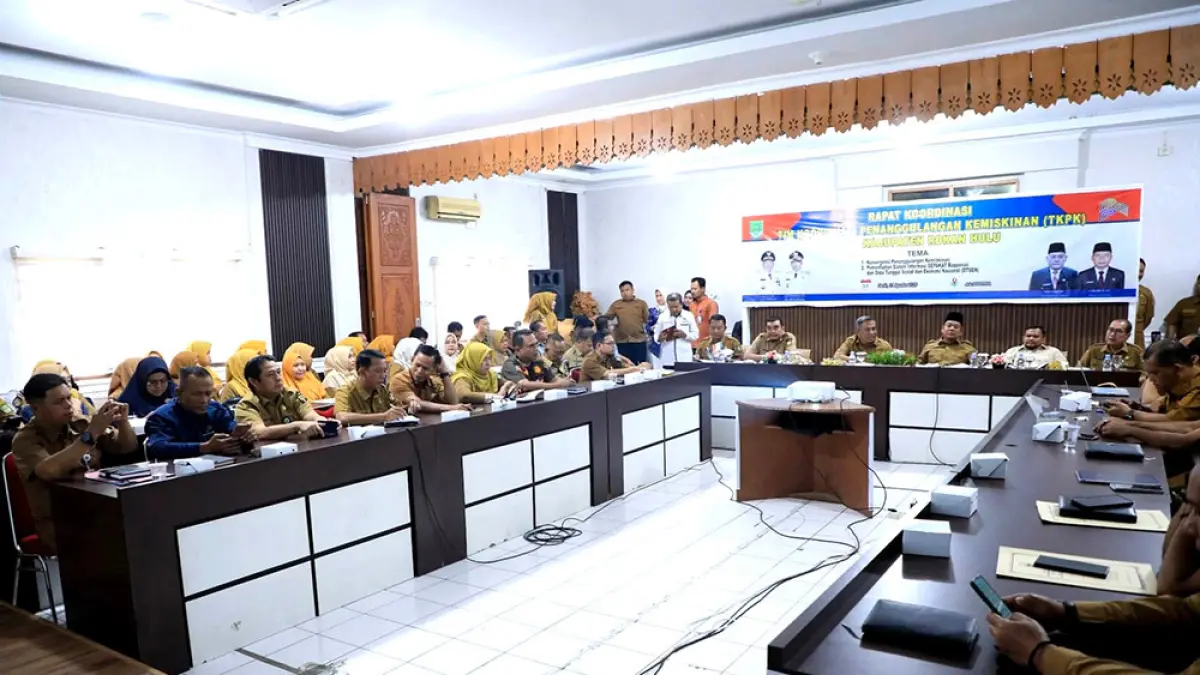 MEMBERIKAN AMANAT: Bupati Rohul Anton memberikan arahan sekaligus membuka&nbsp;Rakor TKPKD kabupaten di aula Kantor Bapperida Rohul, Senin (31/8/2026).(Prokopim Setda Rohul untuk Riau Pos)