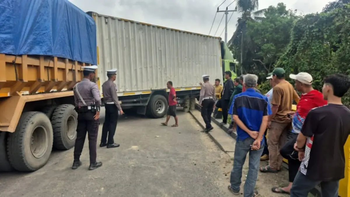 Mobil truk roda 10 mengalami kecelakaan tunggal menghantam dinding jembatan hingga menyebabkan macet total, Selasa (1/9/2026). (Humas Polres Inhu untuk Riaupos.co)
