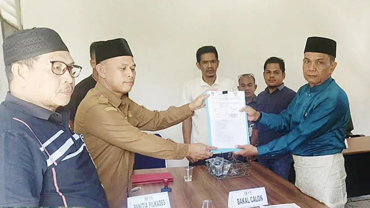 Panitia Pilkades Rambah Tengah Hulu, Kecamatan Rambah, Rokan Hulu, menerima berkas persyaratan pendaftaran bakal calon Kades Suriadi di Sekretariat Panitia Pilkades setempat, Senin (31/8/2026). (Dinas PMPD Rohul untuk Riau Pos) 