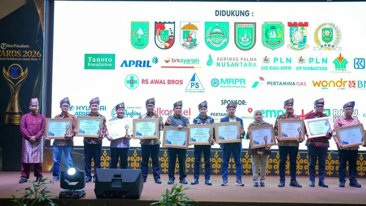 PARA PENERIMA PIAGAM PENGHARGAAN TRIBUN PEKANBARU AWARDS 2026 FOTO BERSAMA. (PT PLN PERSERO UNTUK RIAU POS)
