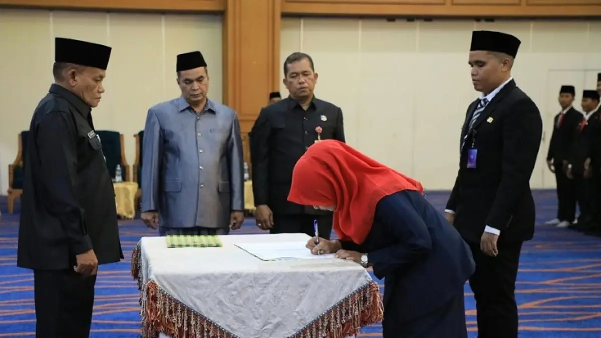 Pj Sekda Rohul Drs H Yusmar MSi menyaksikan perwakilan Pejabat Fungsional dan Struktural yang baru dilantik menandatangani berita acara di Convention Hall Islamic Center Rohul, Senin (31/8/2026). (Prokopim Setda Rohul untuk Riaupos.co)