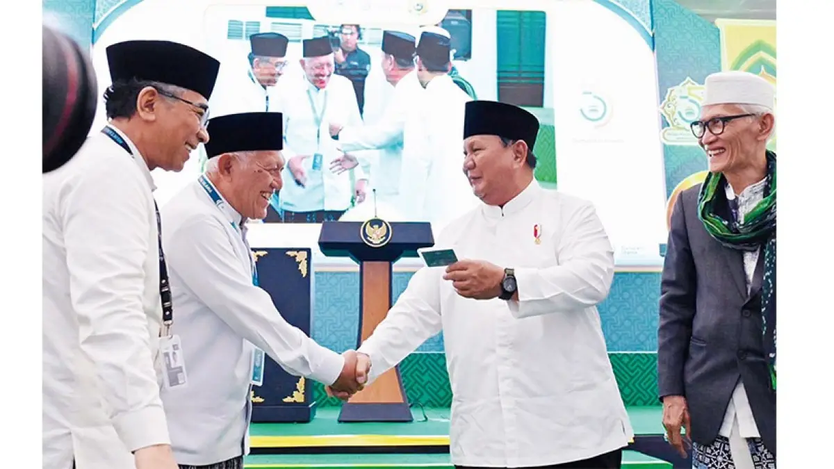 Presiden Prabowo Subianto menerima Kartu Tanda Anggota Nahdlatul Ulama seumur hidup usai menutup Muktamar ke-35 NU di Pondok Pesantren Bahrul Ulum, Tambakberas, Jombang, Jawa Timur, Senin (31/8/2026). (SESKAB RI )
