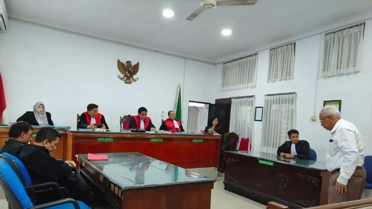 Rida K Liamsi menjalani persidangan dengan agenda putusan sela di Pengadilan Negeri Pekanbaru, Selasa (1/9/2026). (EVAN GUNANZAR/RIAU POS)
