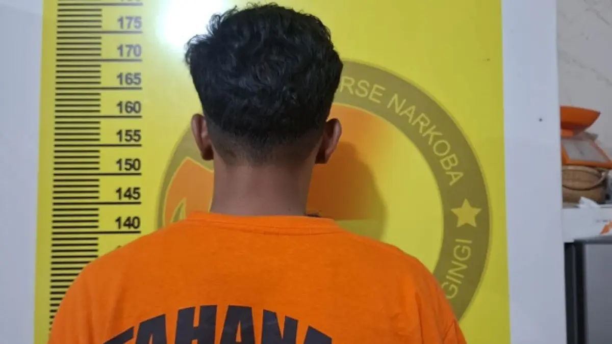 Satu diantara tersangka narkoba yang berhasil diamankan oleh Satres Narkoba Polres Kuansing, Senin (31/8/2026) di Kelurahan Sungai Jering. (Polres Kuansing untuk Riaupos.co)