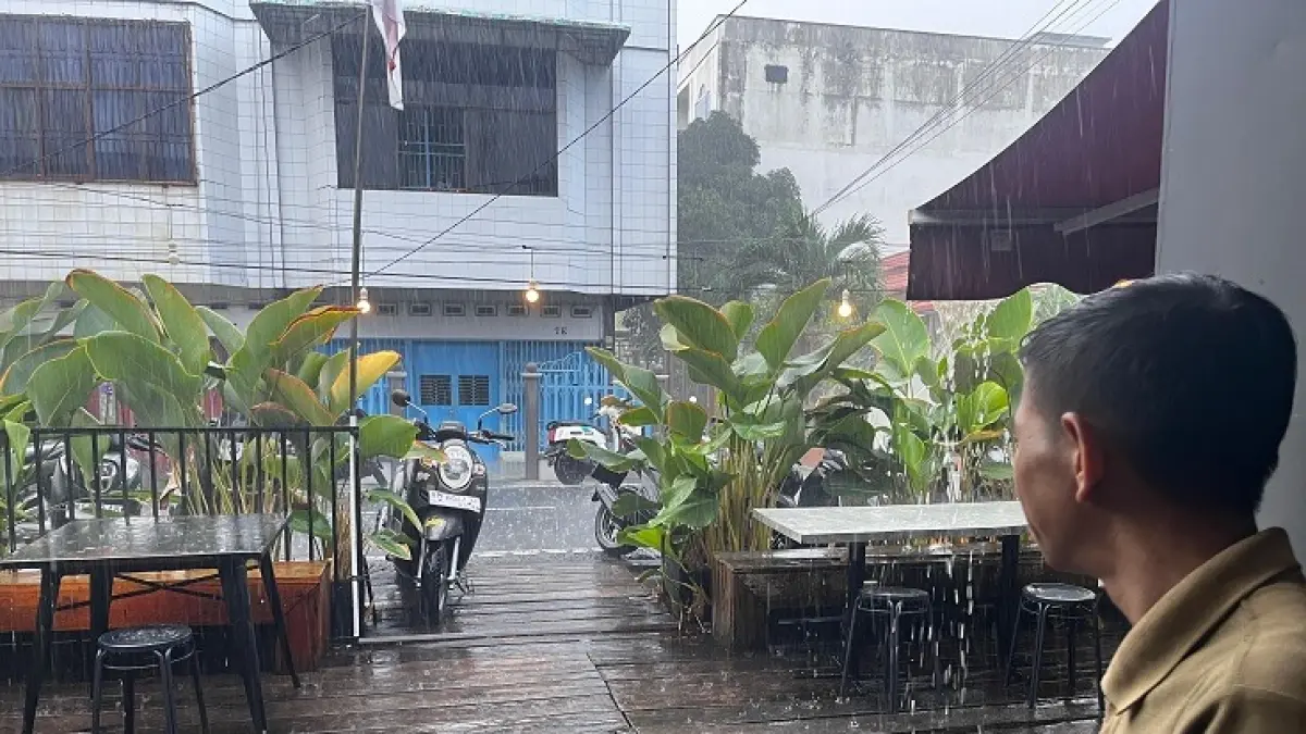 Setelah beberapa pekan dilanda cuaca panas dan minim hujan, wilayah Selatpanjang, ibu kota Kabupaten Kepulauan Meranti, akhirnya diguyur hujan lebat, Selasa (1/9/2026) sore. (Wira Saputra/Riaupos.co)