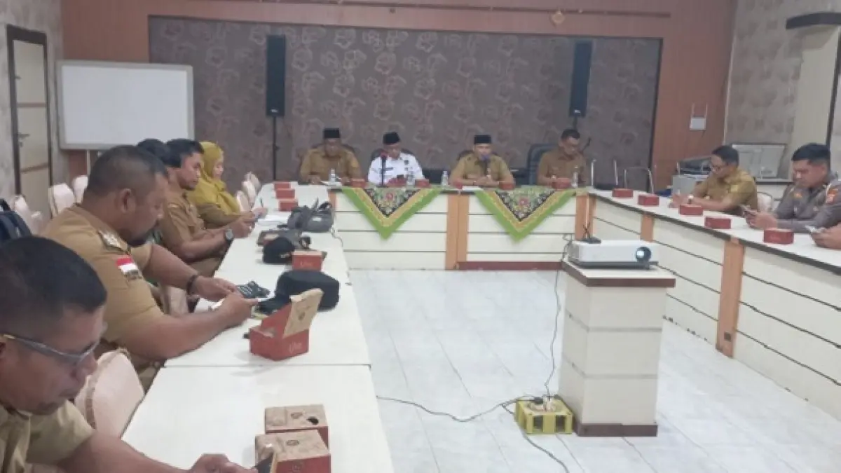 Staf Ahli Bupati Bidang Kemasyarakatan dan Sumber Daya Manusia, Muammar Gaddafi memimpin rapat persiapan Salat Istisqa di ruang rapat Bapperida Inhil, Senin (31/8/2026).(Istimewa)