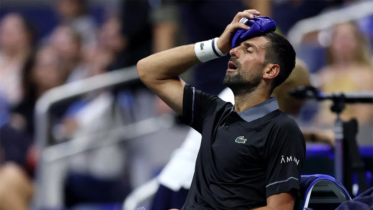 Petenis Serbia Novak Djokovic mendingin­kan tubuh saat jeda pergantian sisi lapangan dalam pertandingan tunggal putra melawan Mariano Navone dari Argentina pada turnamen US Open 2026 di USTA Billie Jean King National Tennis Center,  Senin (31/8/2026). (afp)