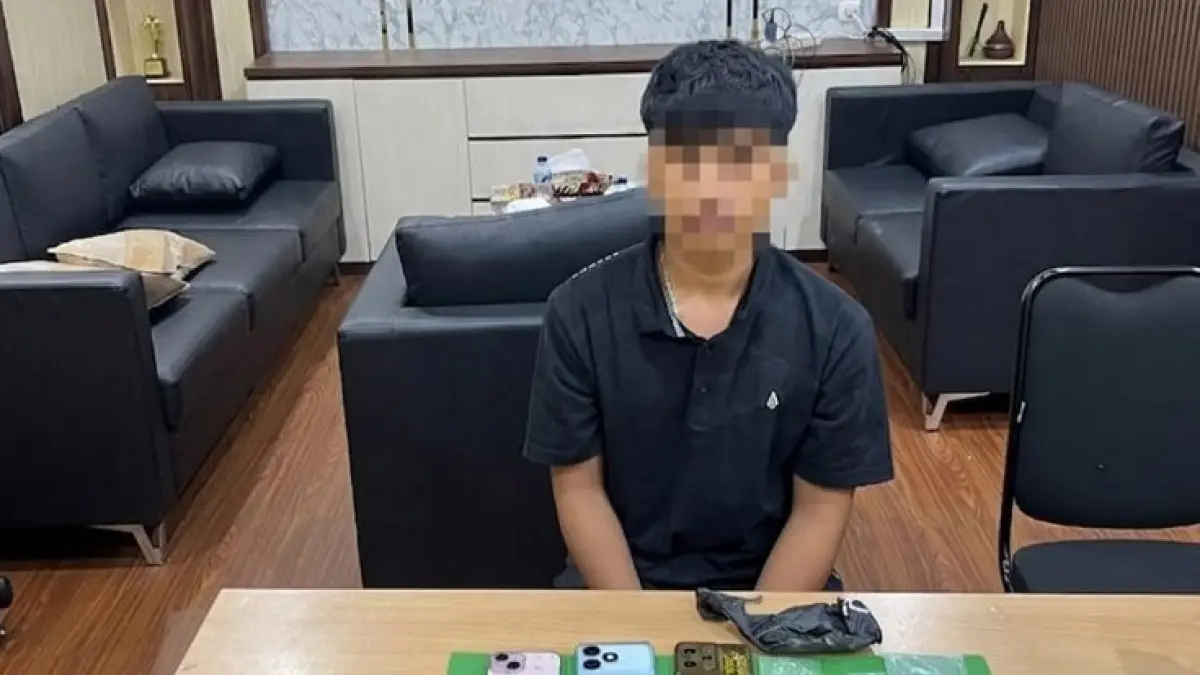 Tersangka berinisial AS (19) saat diamankan polisi bersama barang bukti. (Polresta Pekanbaru)