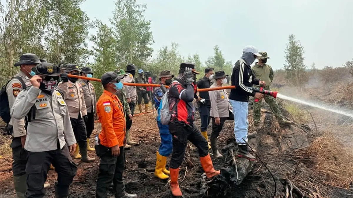 Tim gabungan melakukan pendinginan karhutla di Desa Rantau Baru Kecamatan Pangkalan Kerinci, Selasa (1/9/2026). (M Amin Amran)