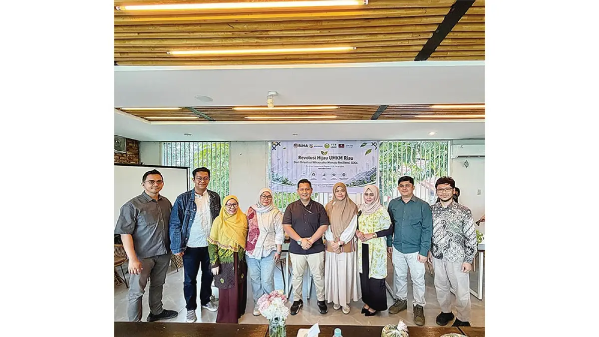 Tim peneliti bersama narasumber dan peserta FGD workshop ”Revolusi Hijau UMKM Riau” di Pekanbaru berfoto bersama, Kamis (27/8/2026). (Umri untuk riau pos)
