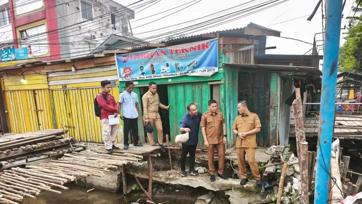 Wako Pekanbaru Agung Nugroho didampingi Kepala Dinas PUPR Pekanbaru Edward Riansyah mengecek pekerjaan drainase Jalan Paus, Selasa (1/9/2026). (M ALI NURMAN/RIAUPOS.CO)