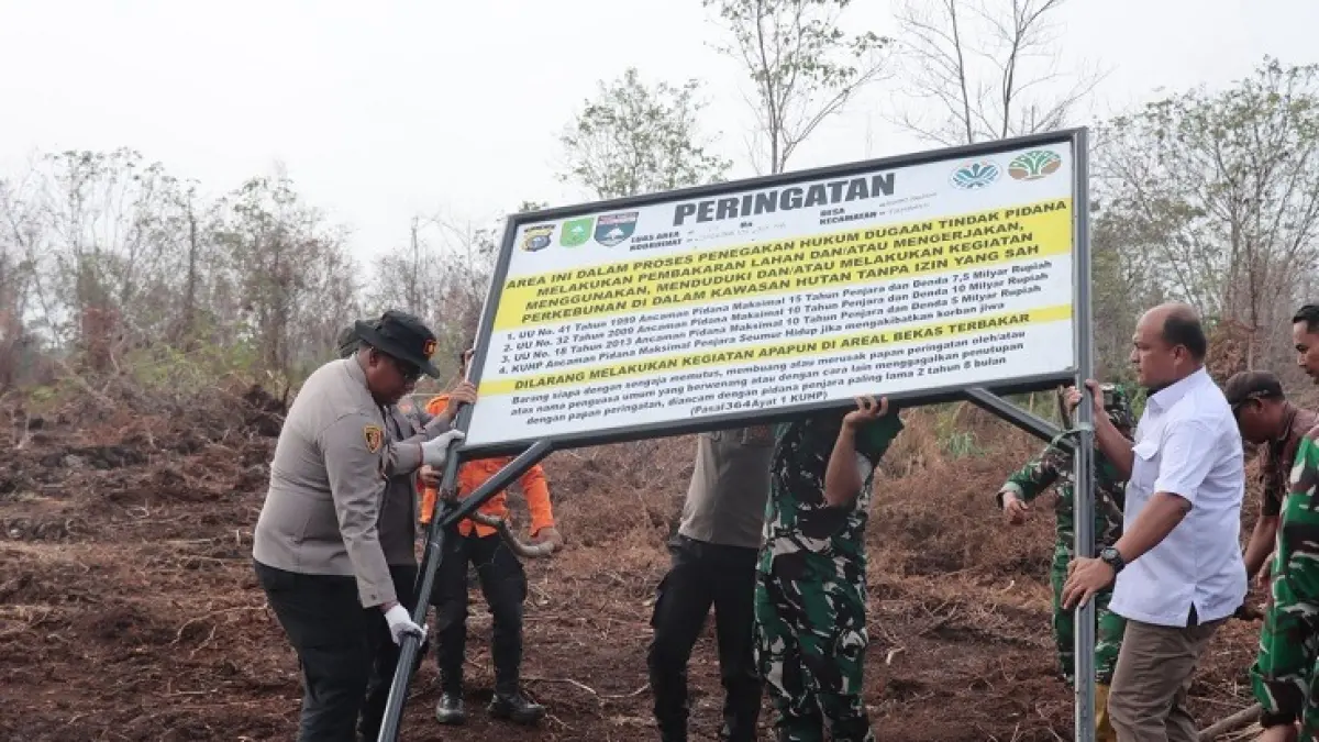 Polres Kampar bersama unsur Forkopimda memasang plang peringatan larangan kegiatan di areal bekas karhutla seluas sekitar 14 hektare di Jalan Keluarga, RT 002/RW 001, Dusun II, Desa Rimbo Panjang, Kecamatan Tambang, Kabupaten Kampar, Rabu (2/9/2026). (Humas Polres Untuk Riaupos.co)