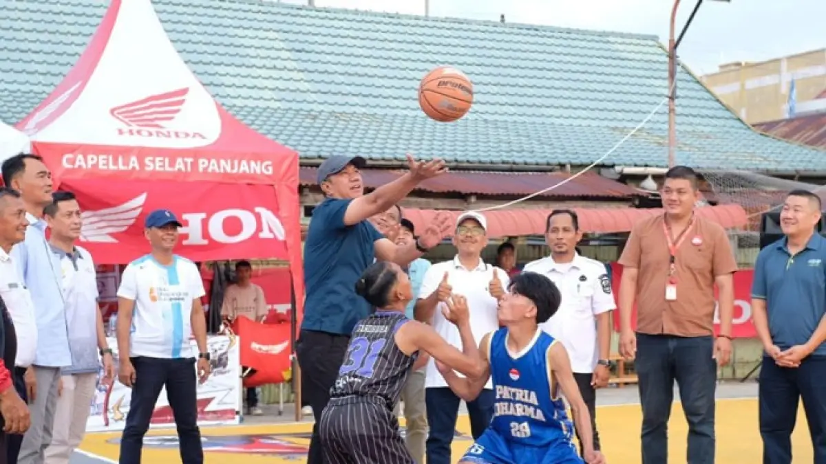 Pembukaan Riau Pos-HSBL 2026 Selatpanjang Series ditandai dengan jump ball oleh Wabup Muzamil Baharudin didampingi Direktur Riau Pos Asmawi Ibrahim dan sejumlah tamu undangan di Lapangan Basket Kartika, Jl Pertis, Rabu (2/9/2026). (Wira Saputra/Riaupos.co)