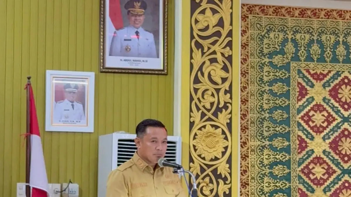 Wabup Pelalawan Husni Tamrin menyampaikan proyeksi awal, postur APBD Kabupaten Pelalawan Tahun Anggaran 2027 berada di angka sekitar Rp1,3 triliun saat menghadiri penyampaian dan penyerahan KUA-PPAS APBD Kabupaten Pelalawan Tahun Anggaran 2027, Rabu (2/9/2026). (Amin/Riaupos.co)