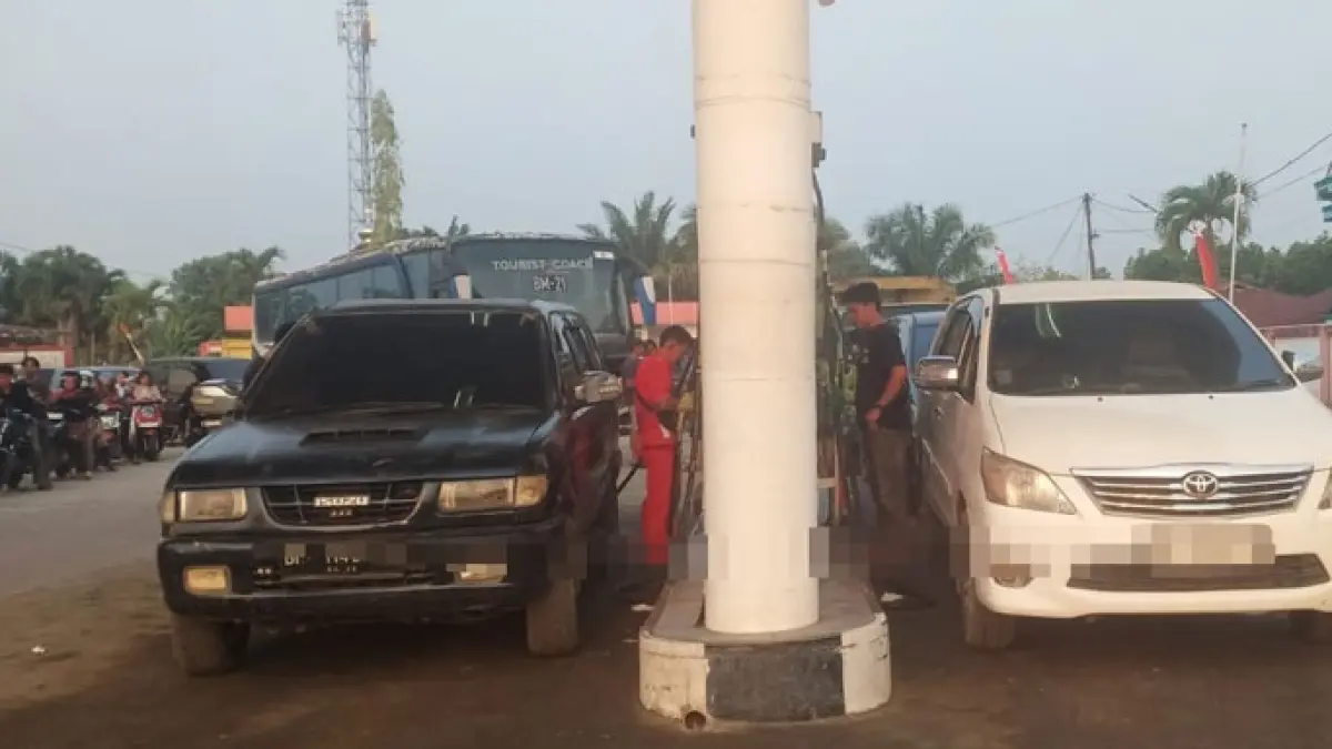 Antrean kendaraan tampak mengular di SPBU PT Salindra Perkasa 14.283.633 Jalan Lintas Timur Kelurahan Pangkalan Kerinci Kota Kecamatan Pangkalan Kerinci, Rabu (2/9/2026) sore dampak naiknya harga dexlite. (Amin/Riaupos.co)