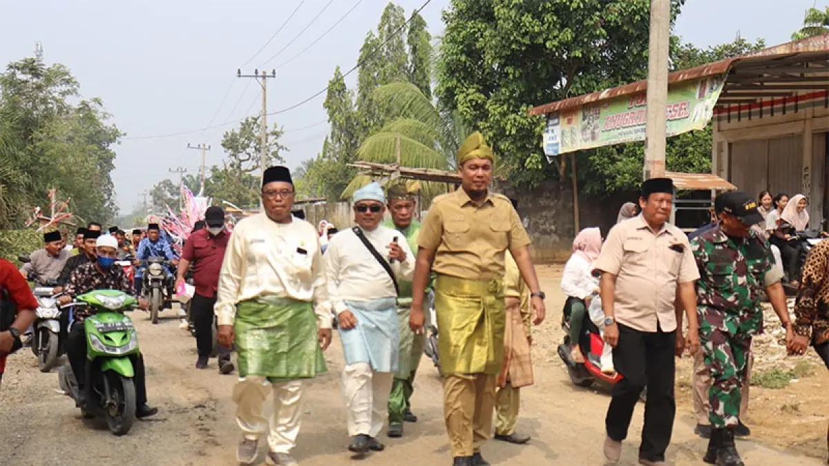 Bupati Inhu, Ade Agus Hartanto bersama Wabup H Hendrizal didampingi pemuka adat ikuti mengarak tabak dari Balai Adat Desa Selunak menuju aula Kantor Camat Batang Peranap, Selasa (1/9/2026. Diskominfotik Inhu