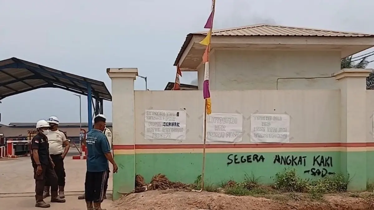 Diduga aksi teror pencoretan dinding PKS BSU2 terjadi sehari jelang eksekusi lahan di Desa Bungku, Bajubang, Kabupaten Batang Hari, Jambi, Selasa (1/9/2026).(BSU UNTUK RIAUPOS.CO)
