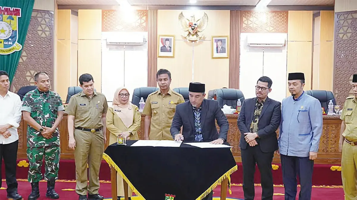 Ketua DPRD Kabupaten Kampar Ahmad Taridi menandatangani KUA PPAS Tahun Anggaran 2026 disaksikan Bupati Kampar  Ahmad Yuzar (lima kiri) di Bangkinang, Senin (31/8/2026) malam.(Diskominfo kampar untuk Riau pos)
