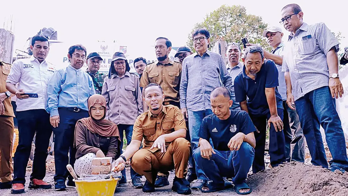 LETAKKAN BATU: Wali Kota Pekanbaru Agung Nugroho meletakkan batu pertama pembangunan rumah bantuan untuk korban kebakaran di Jalan Dirgantara, Kecamatan Marpoyan Damai, Selasa (1/9/2026). (diskominfo pekanbaru untuk riau pos)
